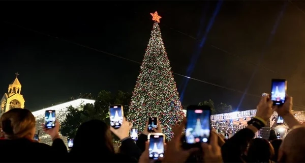 Betlehem Sambut Tahun Baru Dengan Pohon Natal Raksasa