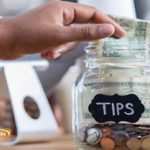 Ini Etika Memberi Uang Tip Saat Liburan Di Luar Negeri